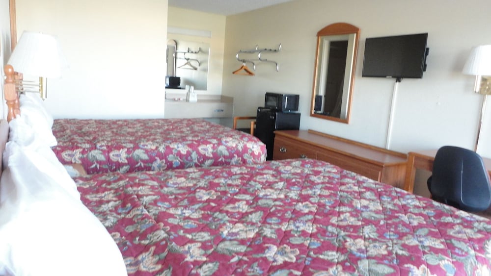 Room, 2 Queen Beds - Photo 4