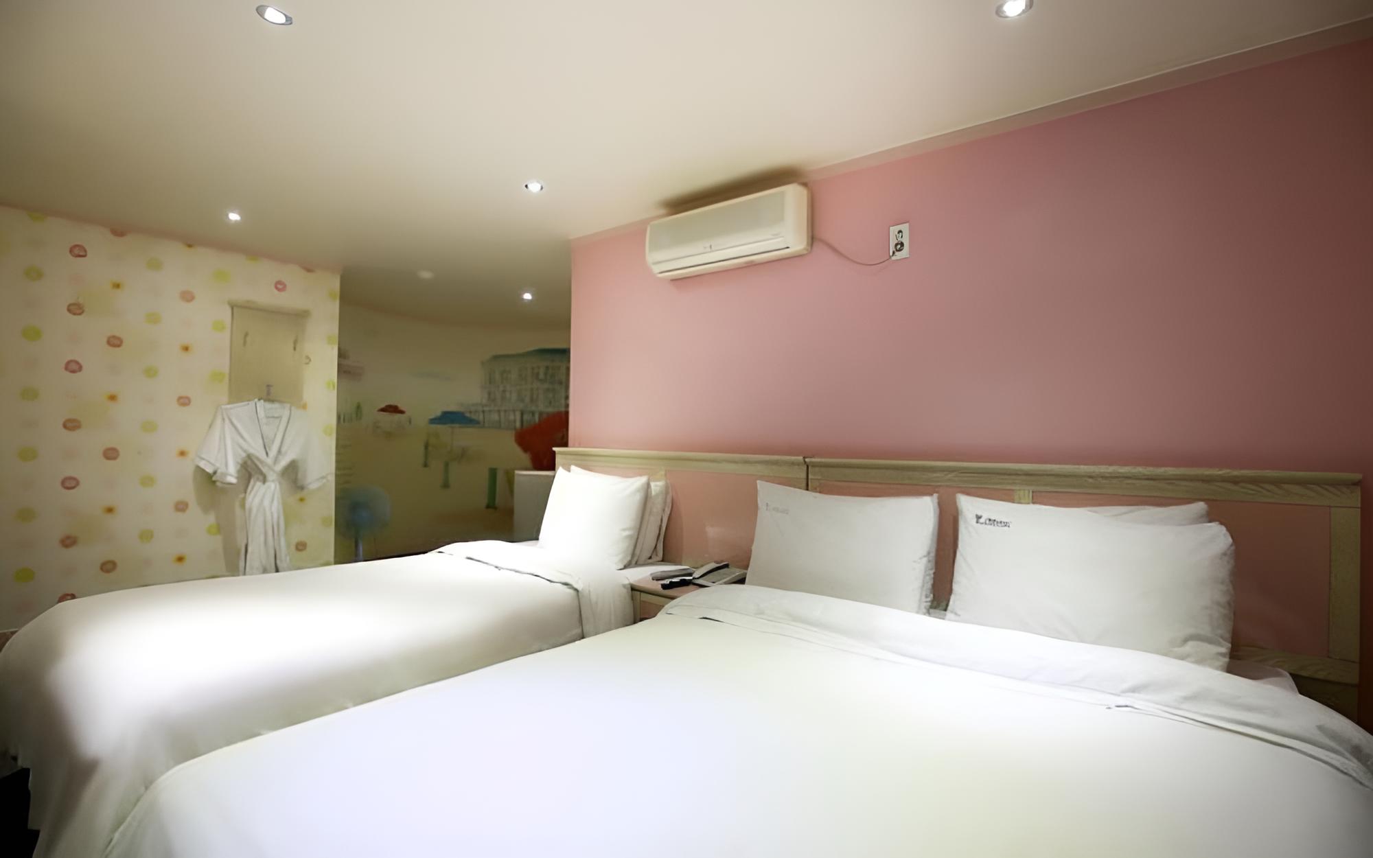 Room (Twin Private Room with 2 Bathtub + (D) - Photo 5