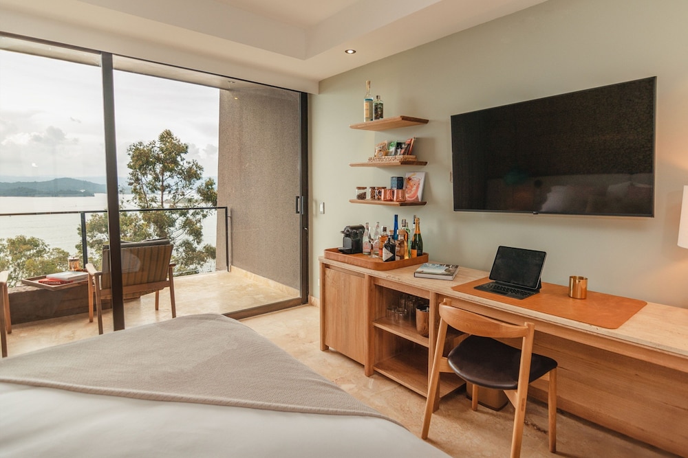Standard Room, 1 King Bed, Lake View (Balcony) photo 2