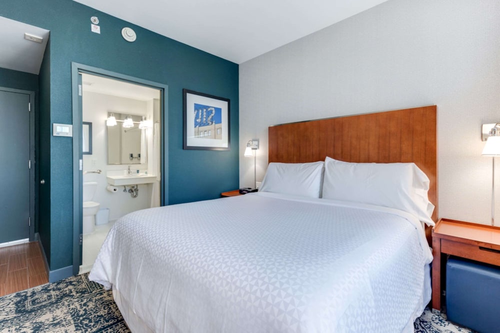 Standard Room, 1 King Bed, Non Smoking - Photo 5