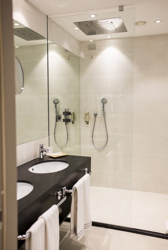Luxury Studio Suite, 1 King Bed (Direct access) photo 2