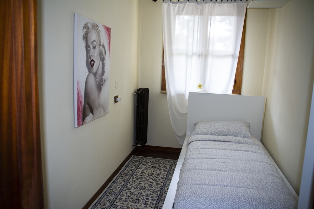 Economy Single Room, Refrigerator (Bagno Esterno/ External Bathroom) photo 1