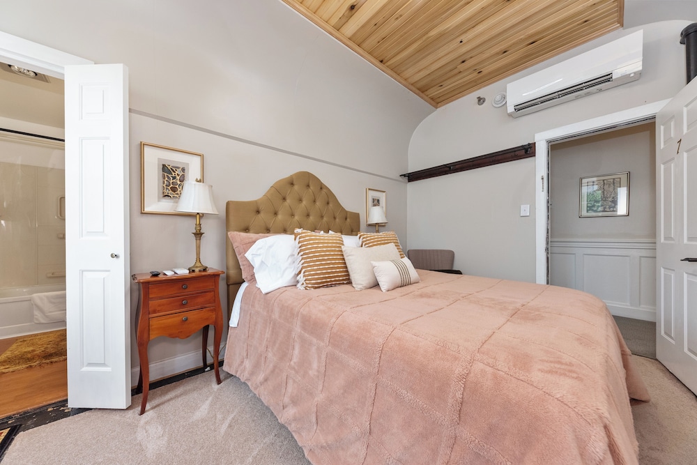 Double Room, 1 Queen Bed, Private Bathroom photo 3