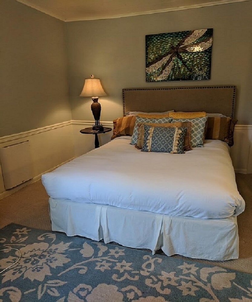 Standard Room, 1 Queen Bed, Non Smoking, Private Bathroom (Vintage Room 1) photo 1