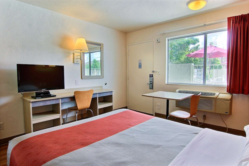 Deluxe Room, 1 Queen Bed, Non Smoking, Refrigerator & Microwave photo 3