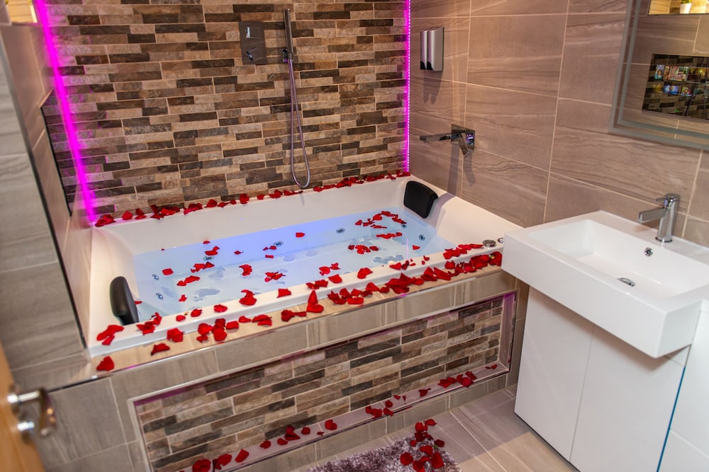 Executive Apartment, Accessible, Private Bathroom (Jacuzzi - Apartment 1) - Photo 47