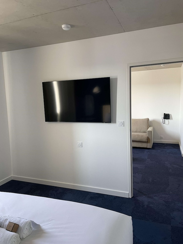 Suite, 1 Queen Bed with Sofa bed - Photo 5