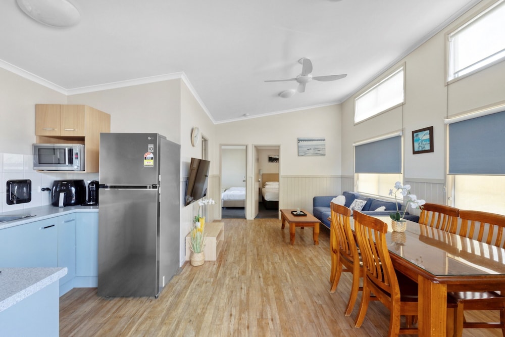 Superior Villa - Sleeps 4 - Dog Friendly photo 3
