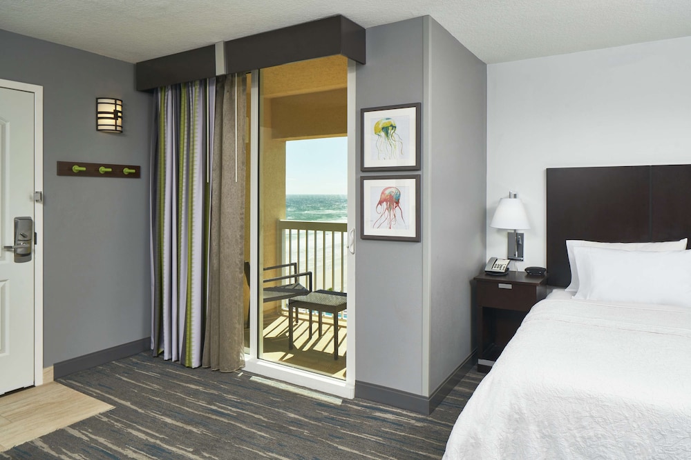 Room, 1 King Bed, Partial Ocean View (Balcony Shower) - Photo 4