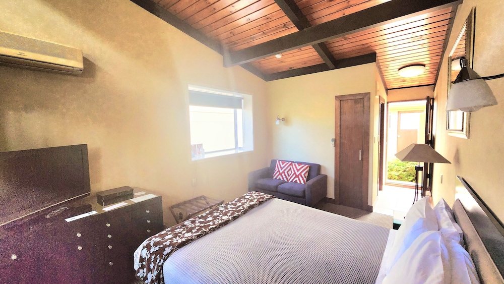 Studio, Courtyard Area photo 1