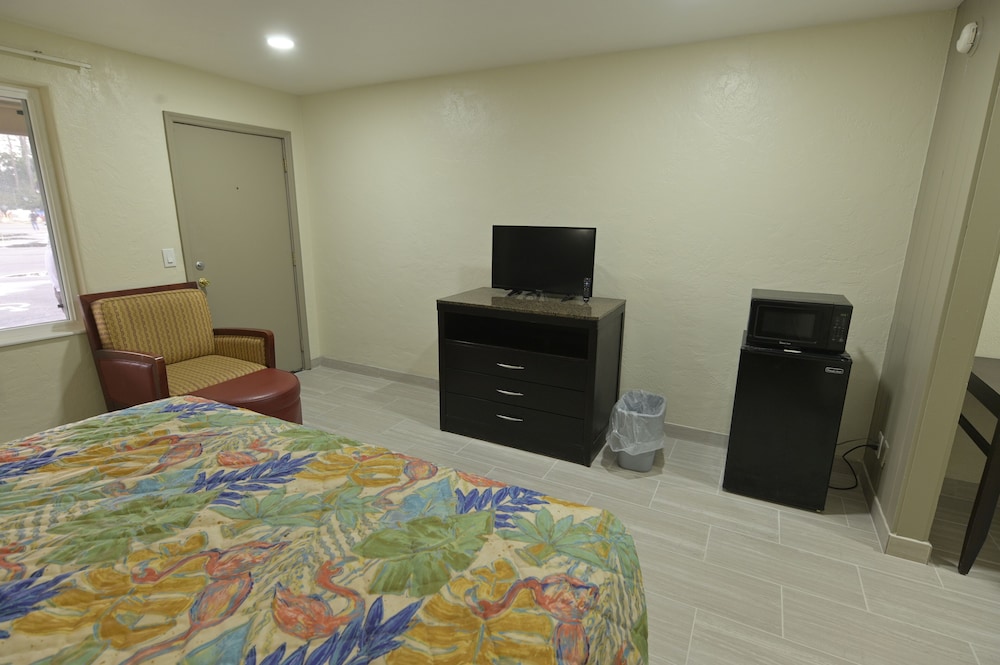 Standard Room, 1 King Bed, Non Smoking photo 2