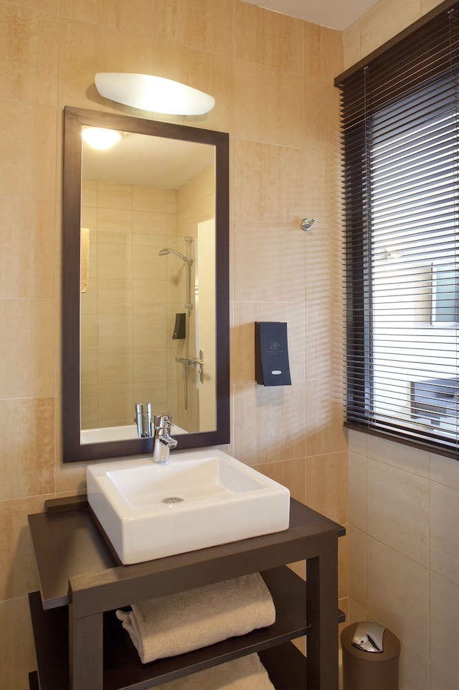 Comfort Room, 1 Bedroom, River View photo 2