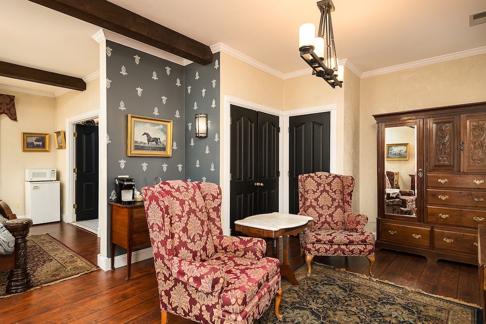 The English Premium King Suite photo 2