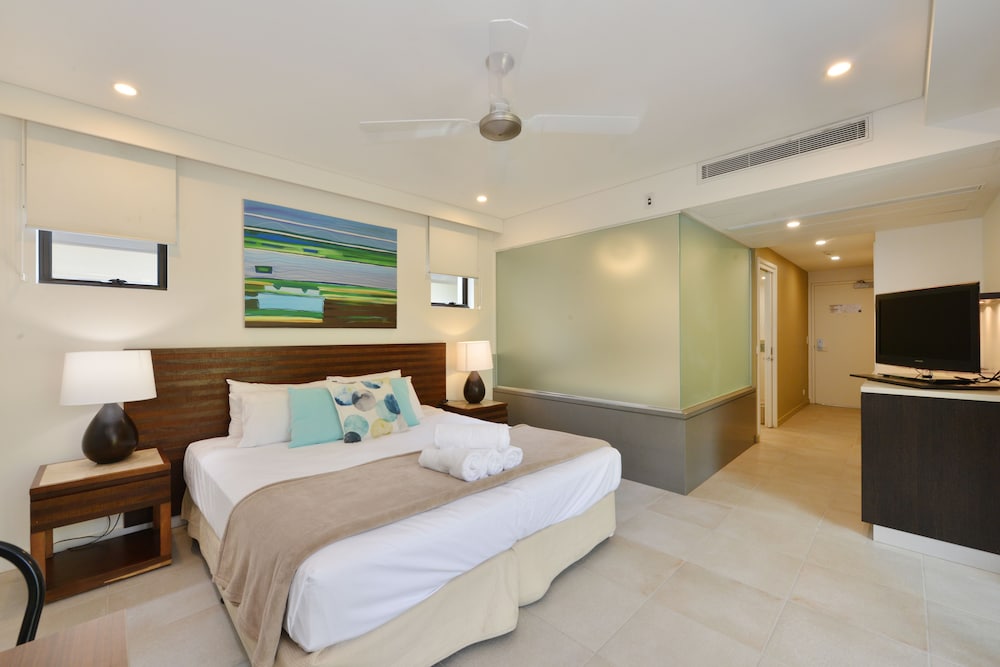 Deluxe Studio with Spa Bath photo 2