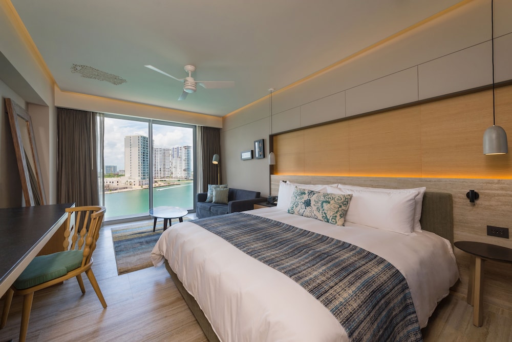 Room, 1 King Bed with Sofa bed, Marina View (Balcony) - Photo 2