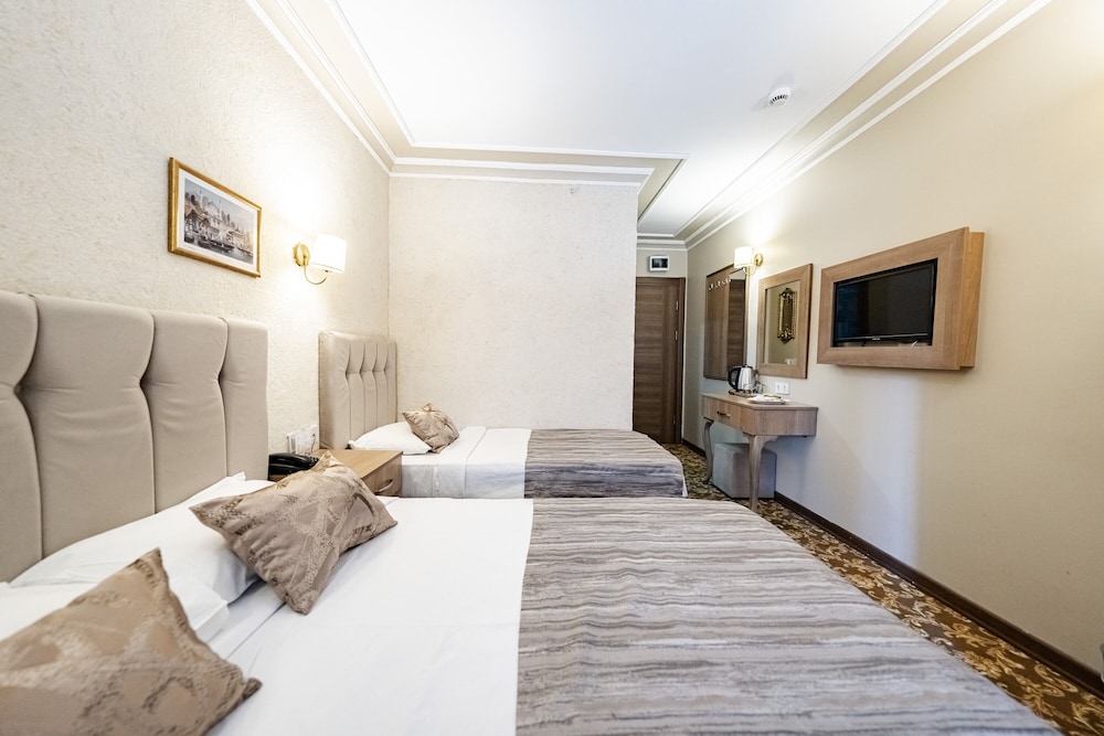 Standard Room with City View and French Balcony (Twin Bed) - Photo 9