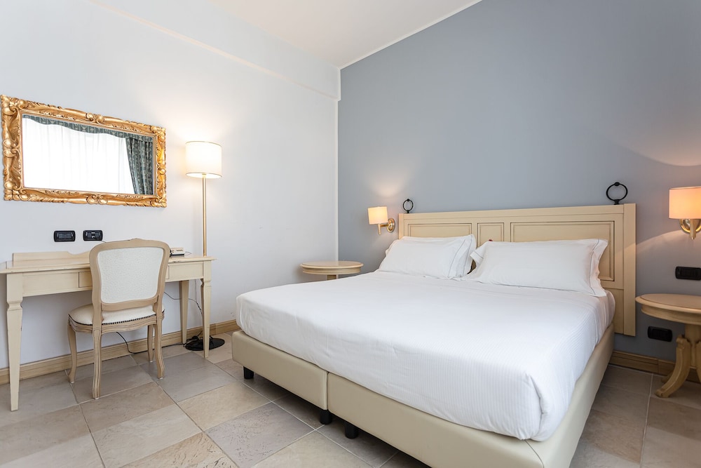 Standard Double or Twin Room - Photo 3