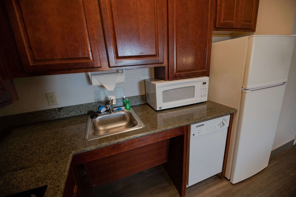 Suite, Multiple Beds, Accessible (Hearing - Roll in Shower) - Photo 3