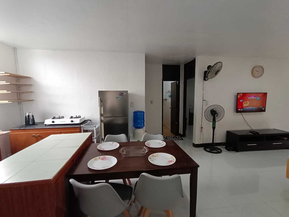 3 Bedrooms Condo(4th Floor, Stairs only) 403 photo 2