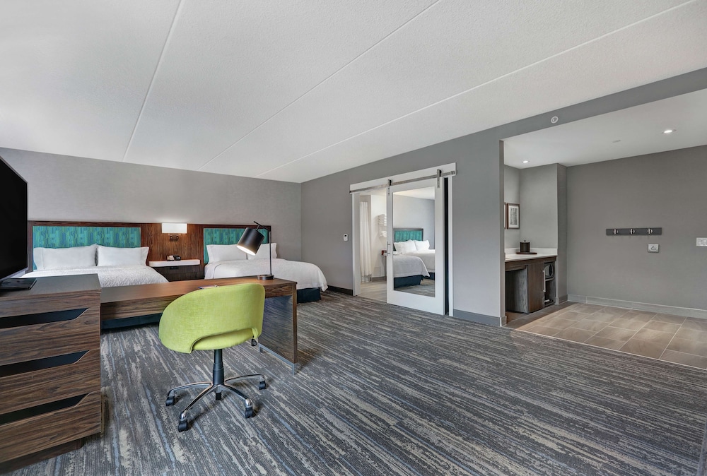 Room, 2 Queen Beds, Accessible, Bathtub photo 3