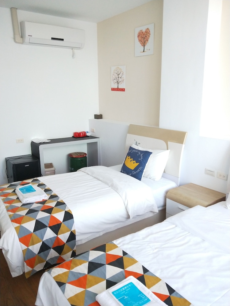 Economy Triple Room, City View photo 2