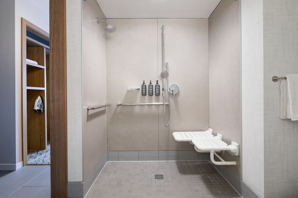 Room, 2 Queen Beds (Mobility Accessible, Roll-In Shower) - Photo 10