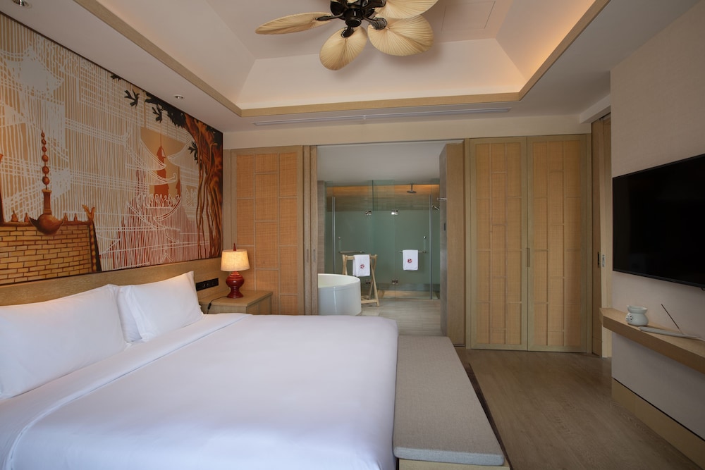 Deluxe Suite, 1 Bedroom, Accessible, Pool View photo 1