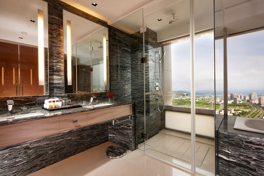 Executive Suite, 1 King Bed - Photo 4