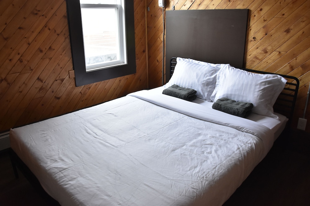 Deluxe Queen Room with Private Washroom photo 3