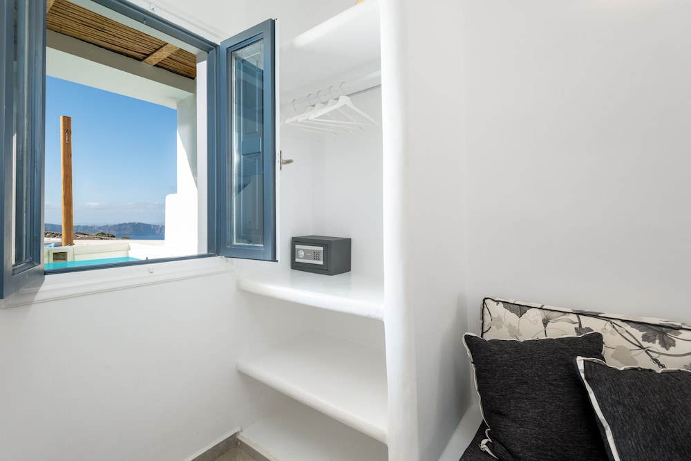 Deluxe Suite with Plunge Pool & Caldera View - Photo 8