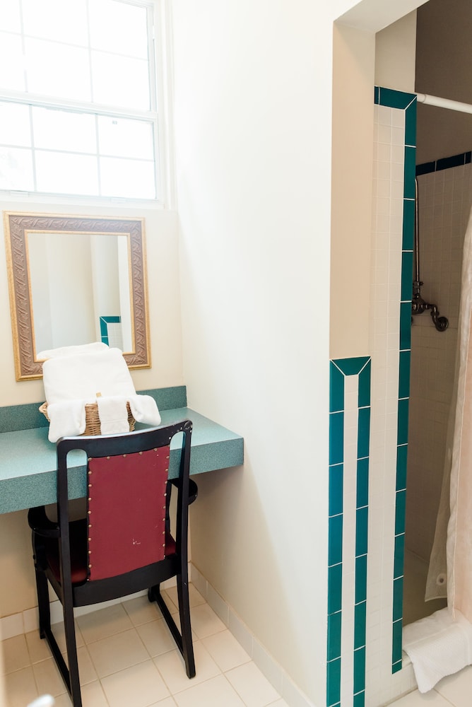 Deluxe Suite, Kitchen, Partial Lake View photo 2