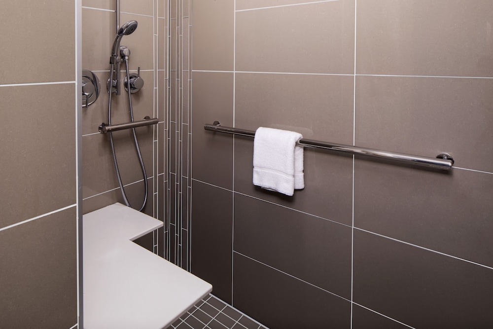 Room, 1 King Bed, Accessible, Bathtub photo 1
