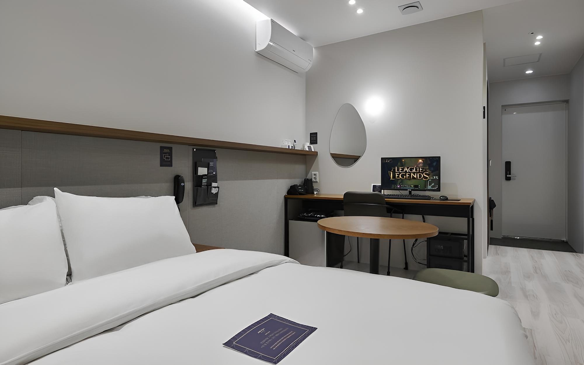 Room (Premium Movie (Queen Bed 1PC Bathtub )