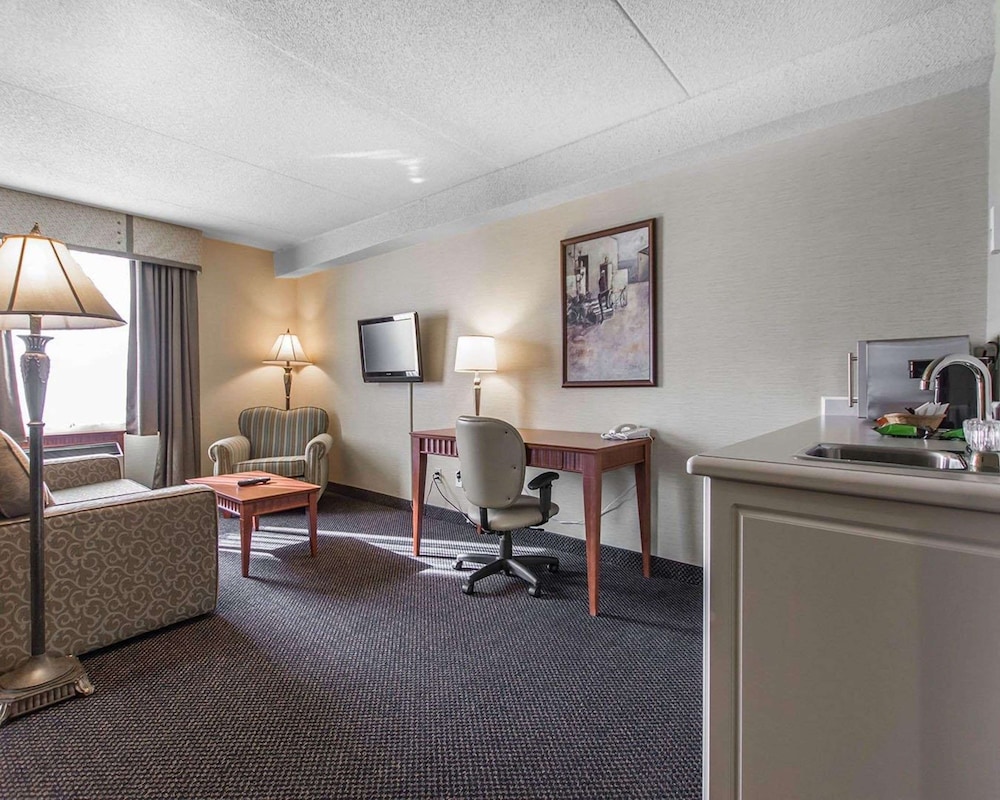 Suite, 1 King Bed, Non Smoking (Upgrade) - Photo 3