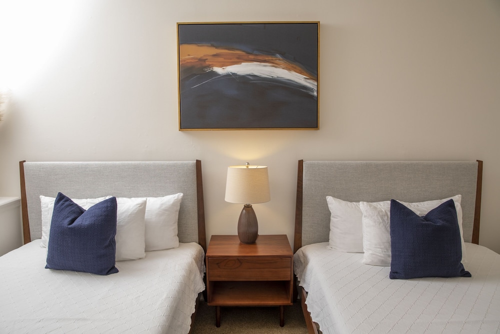 Triple Room, Accessible (ADA Accessible Superior) thumbnail 6