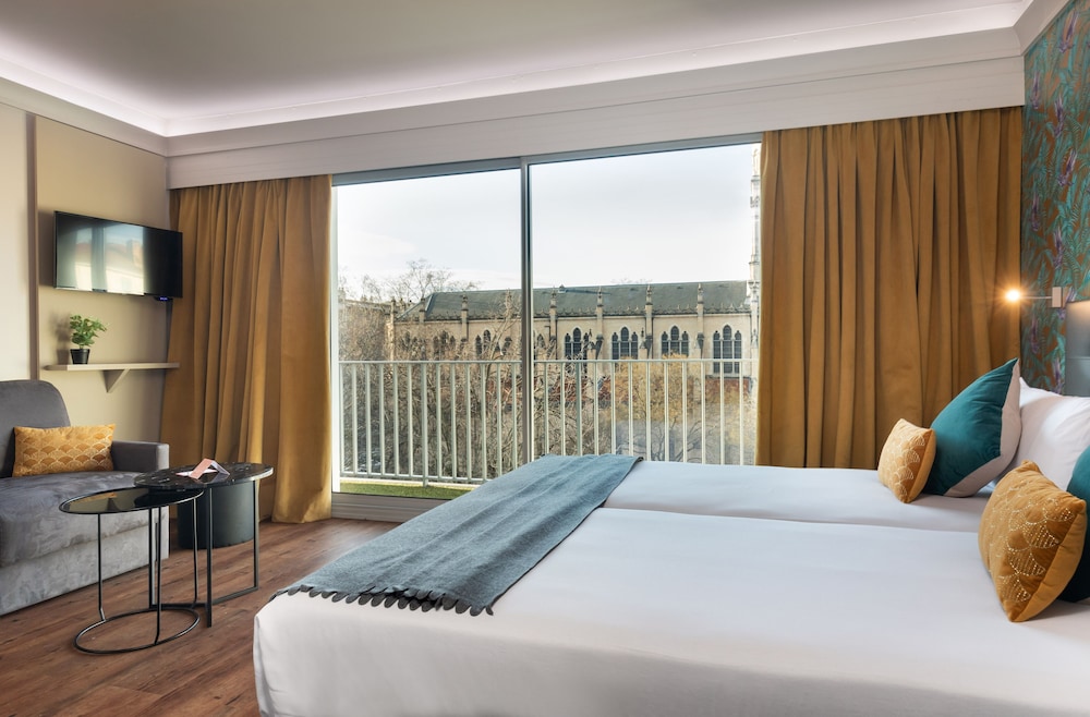 Superior Double or Twin Room (Courtyard View or City View ) - Photo 6