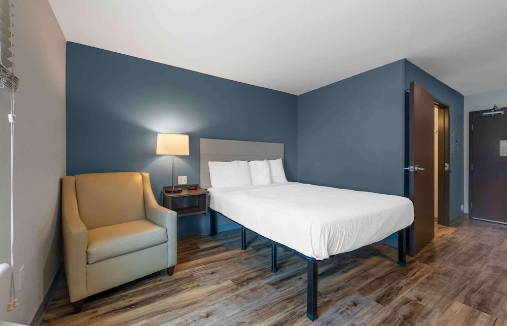 Standard Studio, 1 Queen Bed, Non Smoking, Refrigerator & Microwave photo 3