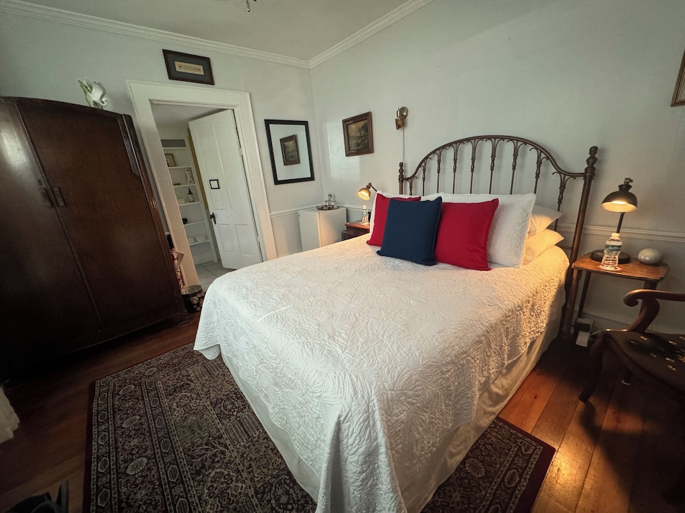 Room, 1 Queen Bed (Miss Elsie) photo 1