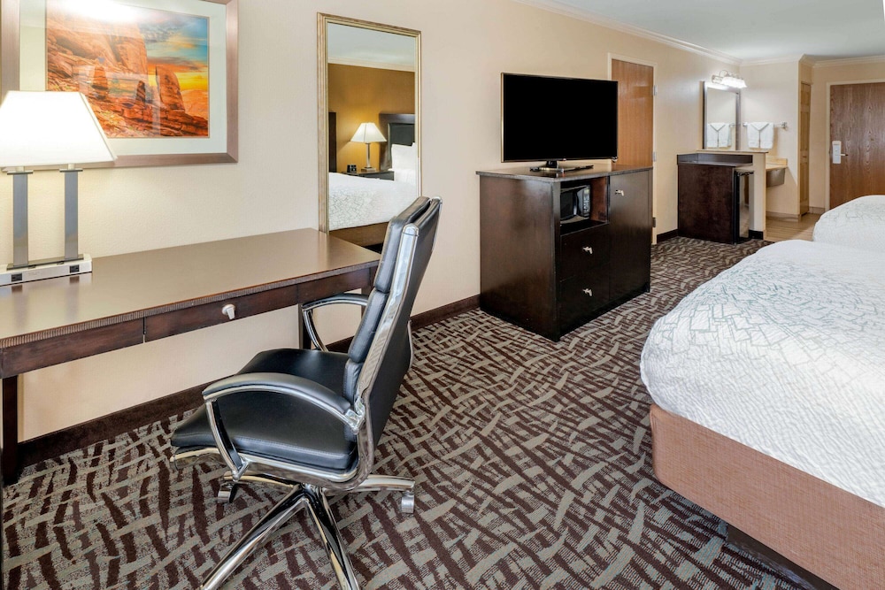 Deluxe Suite, Multiple Beds, Accessible, Non Smoking (Mobility Accessible) - Photo 3