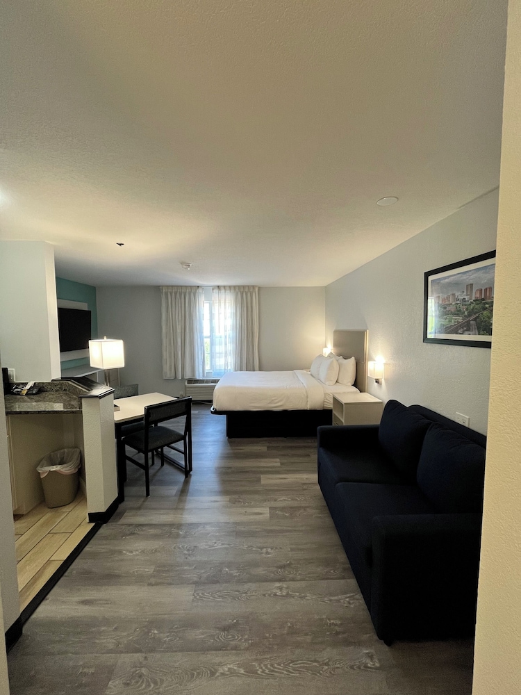 Suite, Multiple Beds, Non Smoking - Photo 8