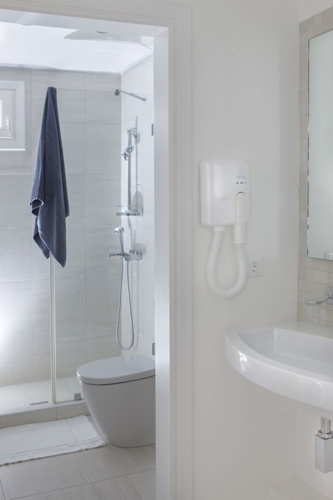 Deluxe Suite | Poolside with Sea view photo 3