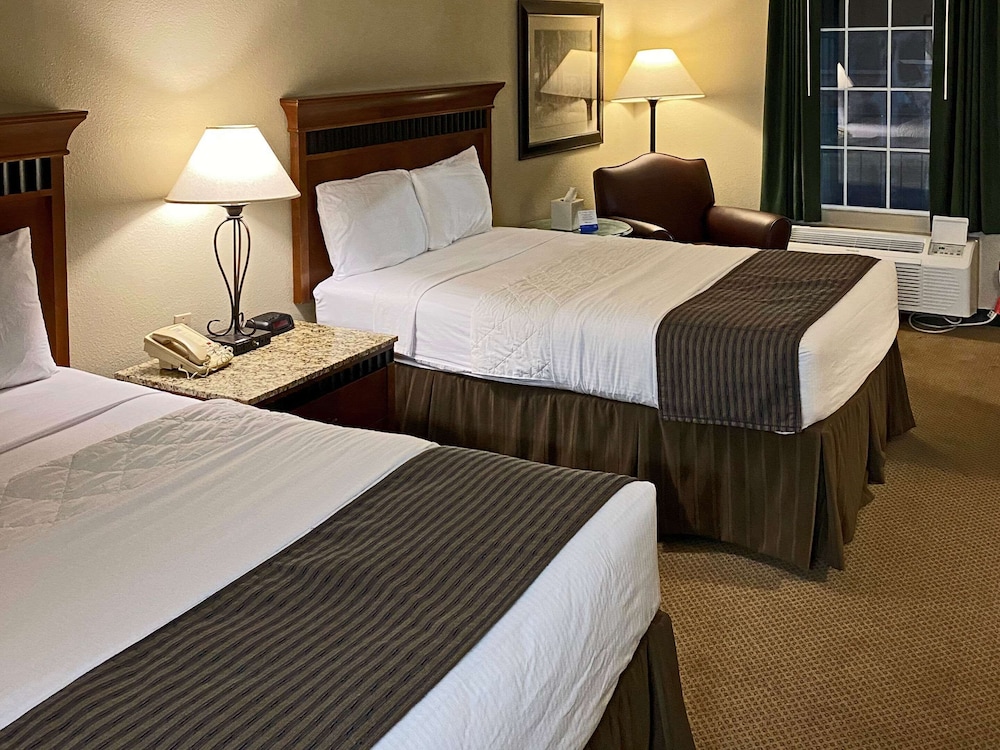 Standard Room, 2 Double Beds, Non Smoking - Photo 9