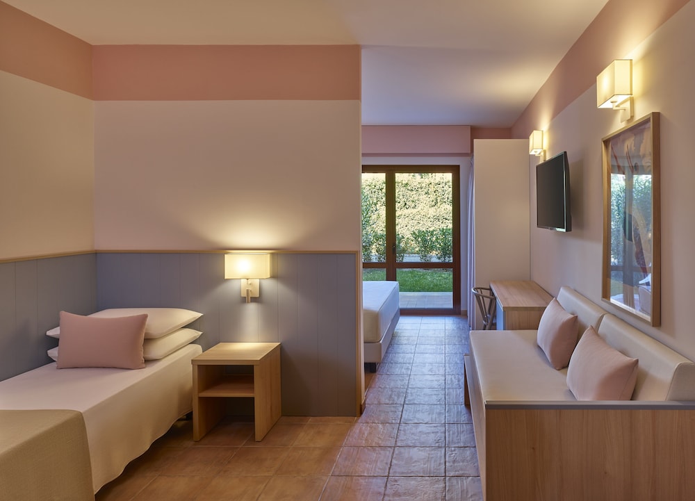 Premium Triple Room, Garden View - Photo 4