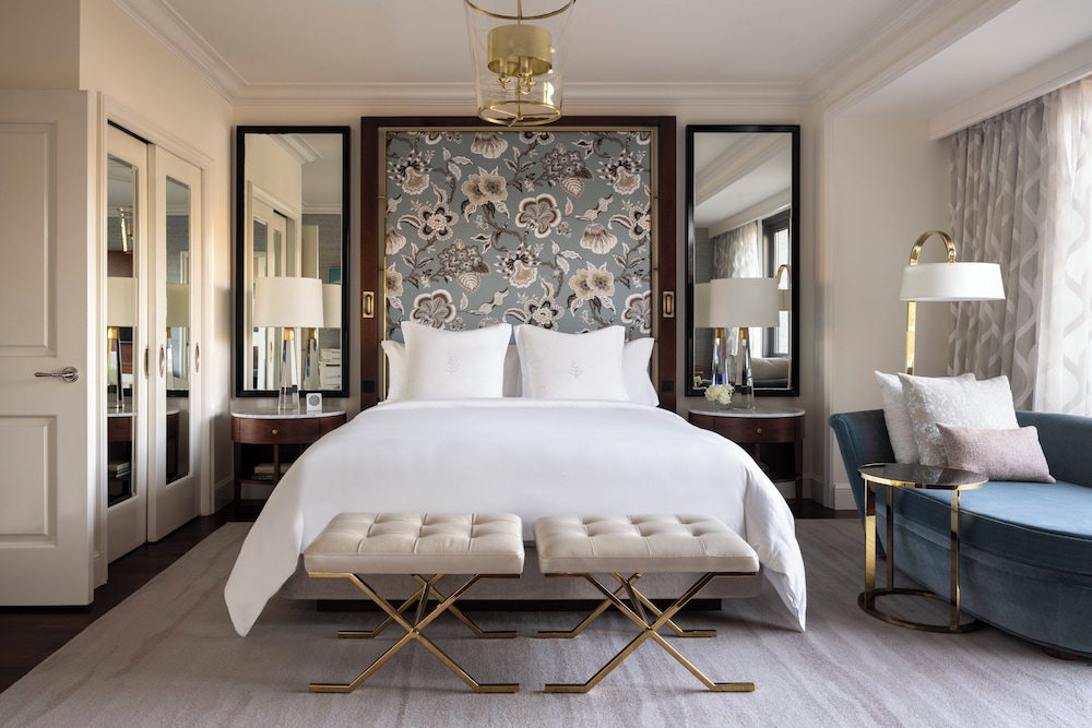 Two-Bedroom Suite with 1 king bed and two double beds - Photo 1