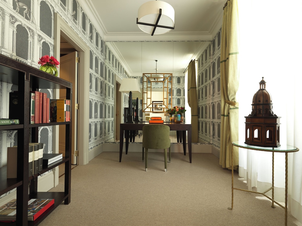 Deluxe Suite (Non Smoking)
