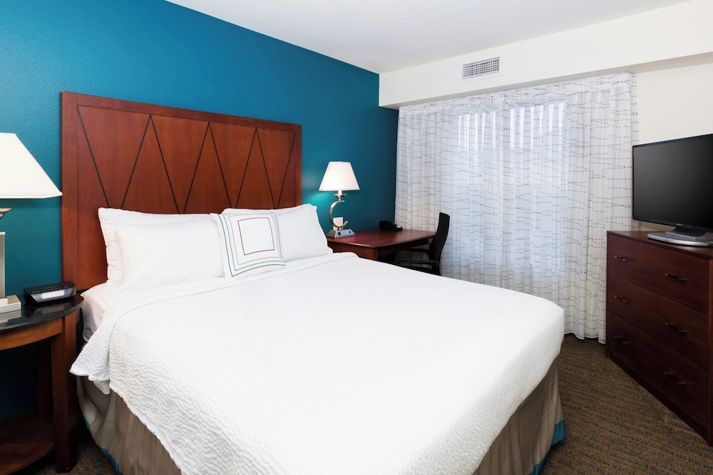 Suite, 2 Bedrooms (Mobility/Hearing Access, Roll-in Shwr) photo 3