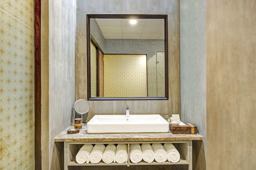 Premium King Room - Photo 5