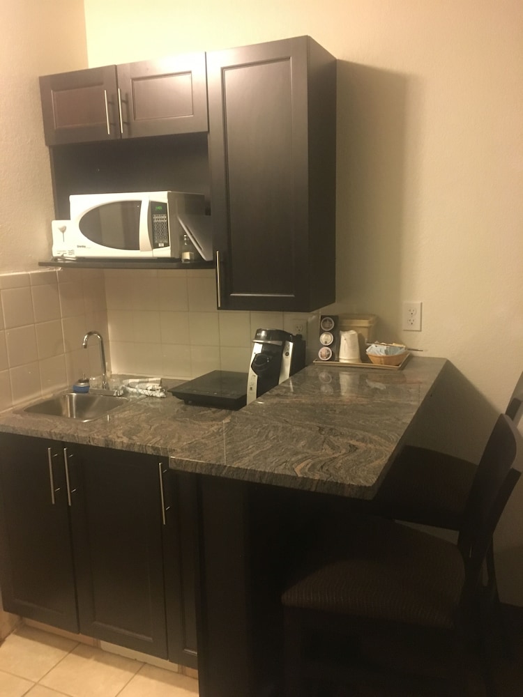 Room, 1 Queen Bed, Kitchen photo 3