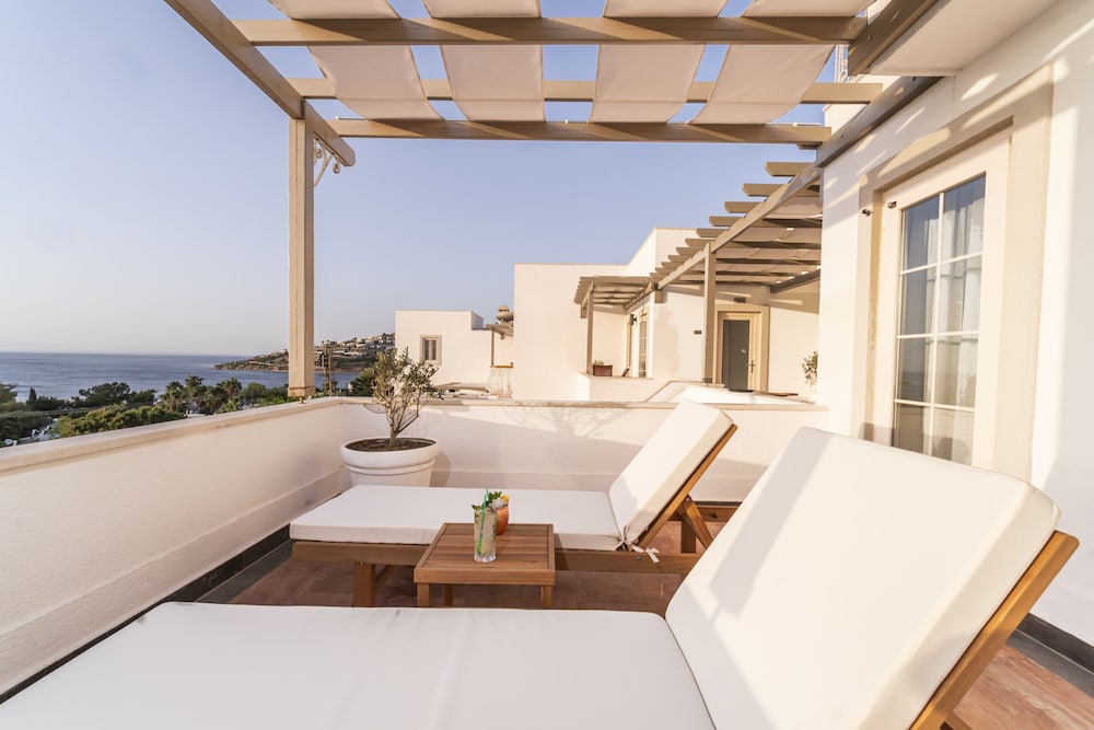 Junior Suite, 1 Bedroom, Non Smoking, Sea View - Photo 2