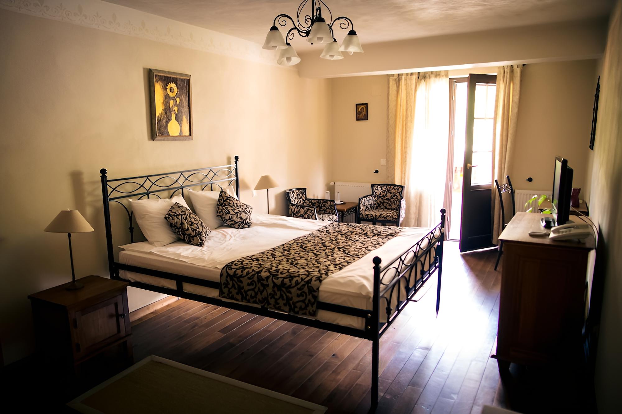 Basic Double or Twin Room, Mountain View photo 1